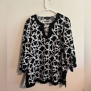 Jones Wear Black and White Patterned Tunic Blouse